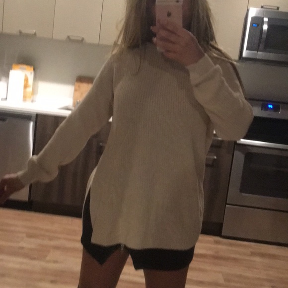 H&M Tops - H&M oversized top size small new with taga